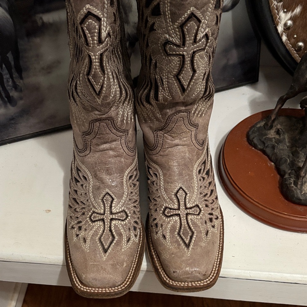 Corral Ladies cowboy boots . 7 1/2 D . Worn 2 times . new condition!